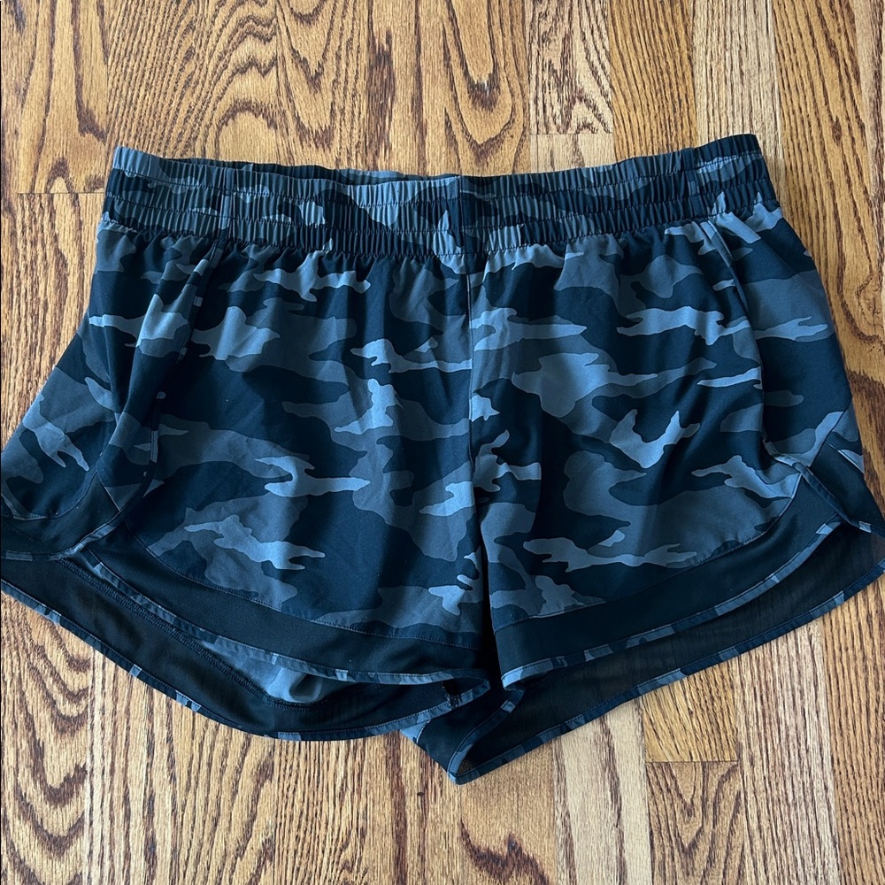 Athleta Mesh Racer Run Shorts Camo Black L